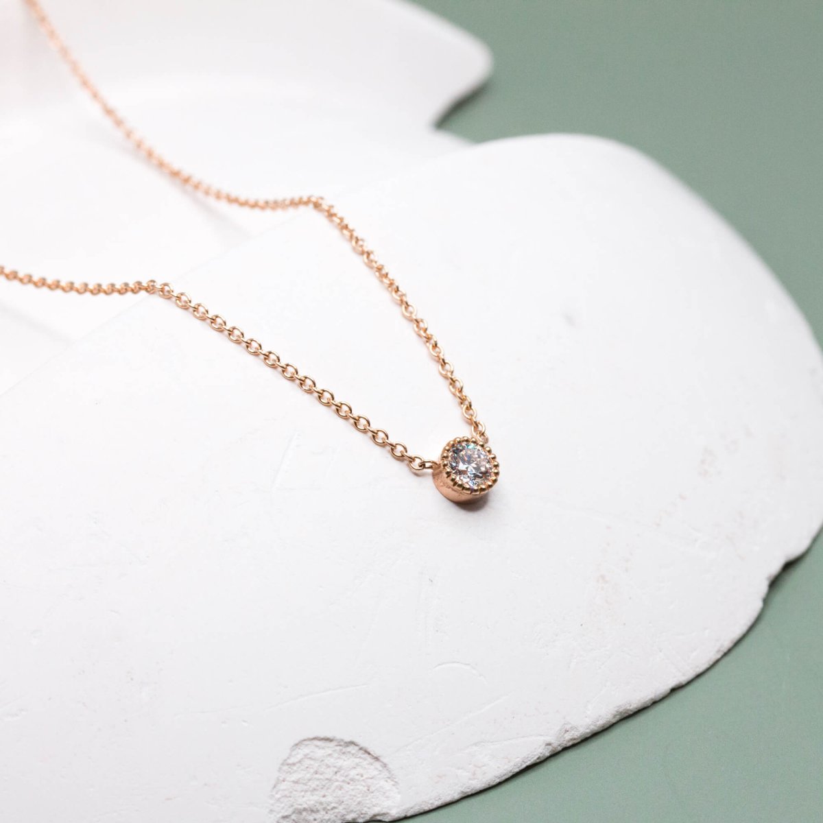 Collier en or rouge fabriqué artisanalement à Paris.