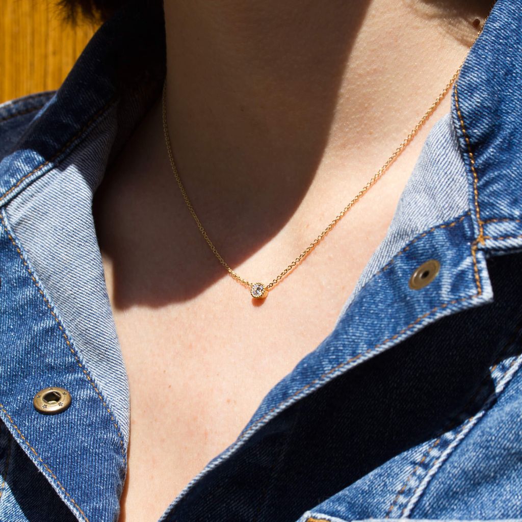 Collier en or 18 carats orné d'un diamant au centre.