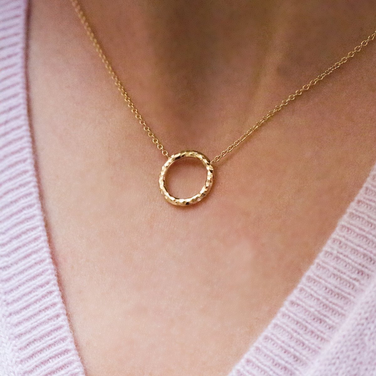 Collier cercle original en or martelé Fairmined, fabriqué en France dans notre atelier de joaillerie à Paris.