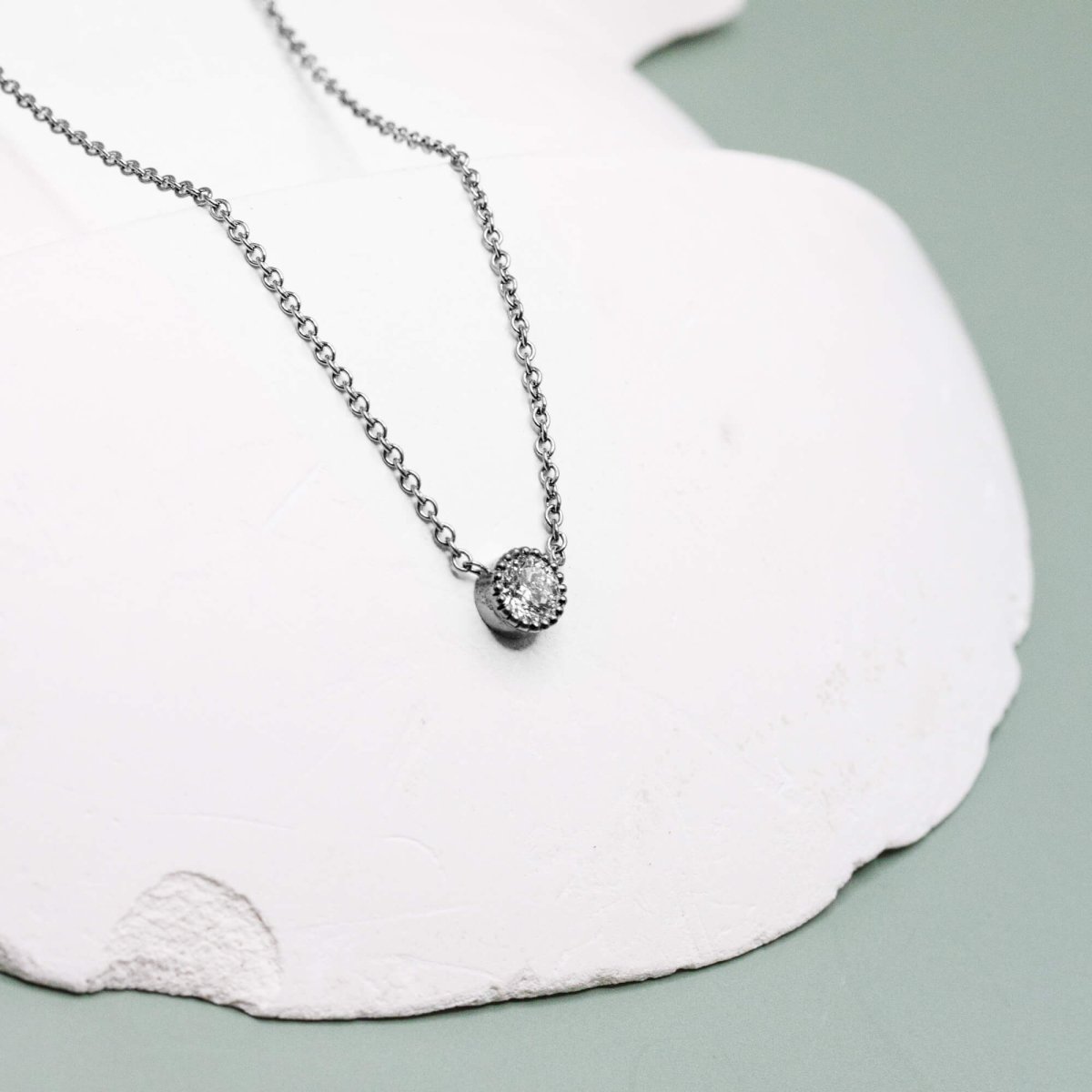 Collier en or gris palladié 18 carats Fairmined orné d'un diamant.