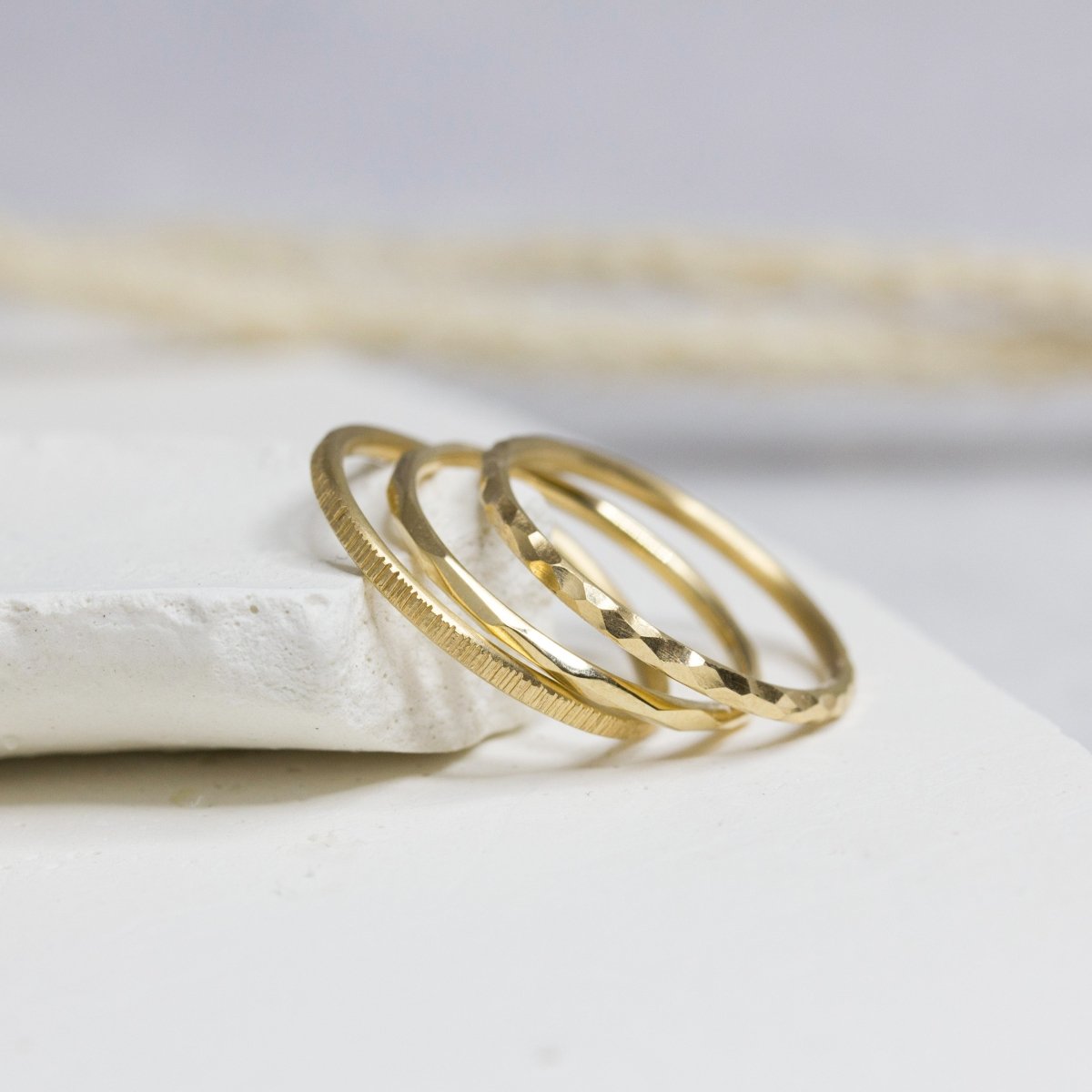 Bagues Empilables Isandre, Isilde & Sarita façonnées en or jaune 18 carats Fairmined à Paris