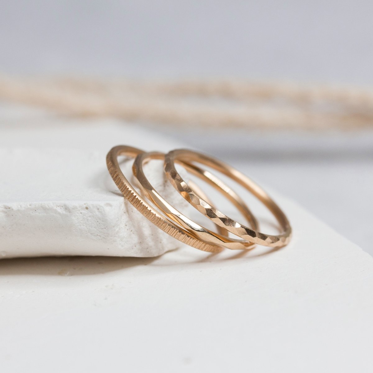 Bagues Empilables Isandre, Isilde & Sarita façonnées en or rouge 18 carats Fairmined à Paris