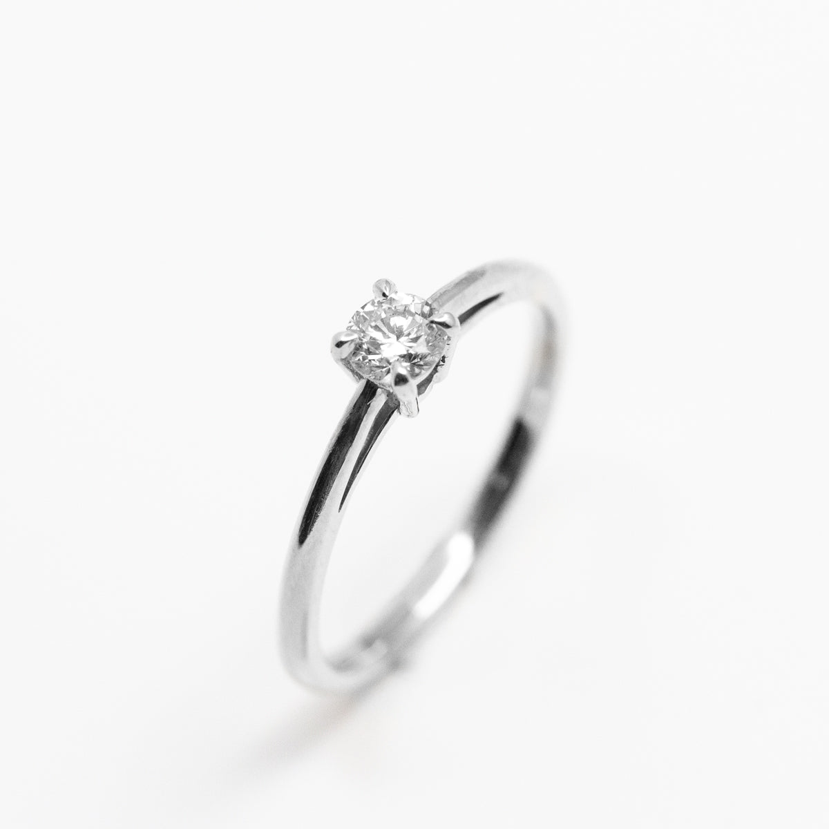 Bague de mariage pour femme en or blanc 18 carats recyclé et prime Fairmined ornée d'un diamant de synthèse 4mm et fabriquée artisanalement en France
