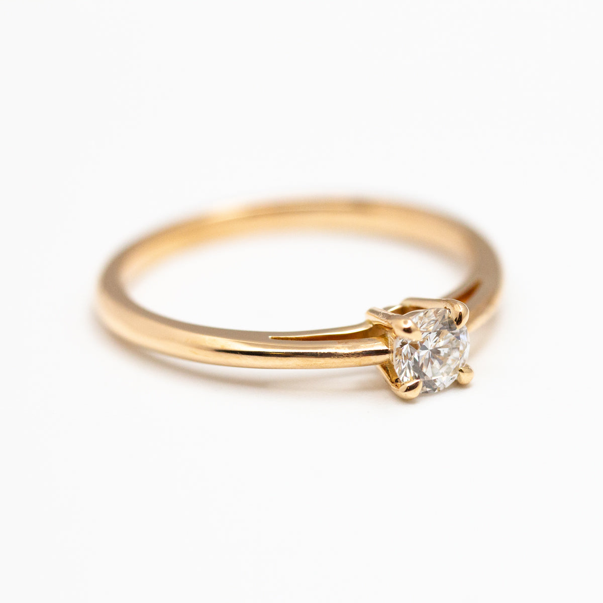 Solitaire diamant de synthèse en or rose-champagne 750/1000 recyclé et prime Fairmined, réalisé dans notre atelier de joaillerie éthique