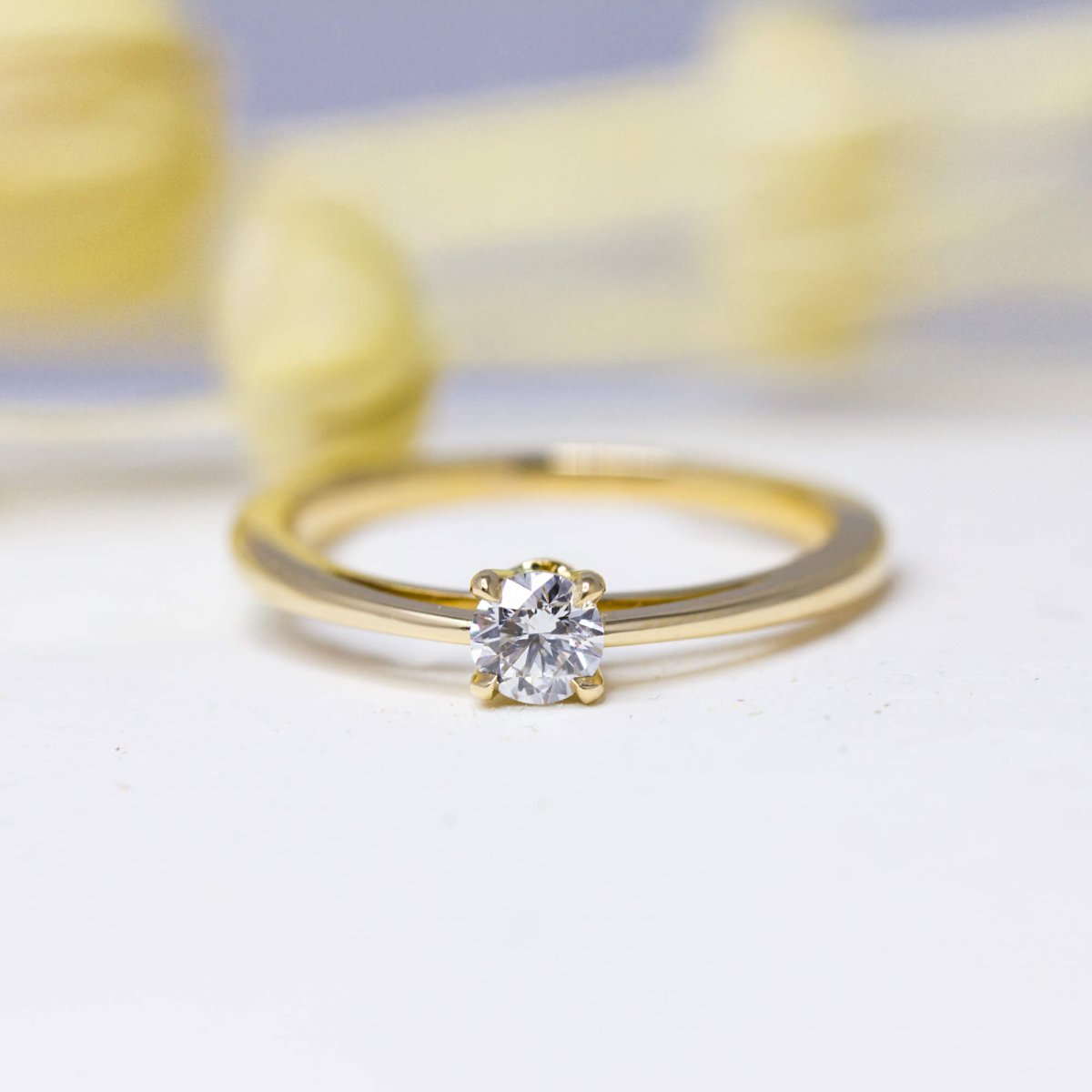 Bague de fiançailles en or jaune 18 carats Fairmined, ornée d'un diamant de synthèse.