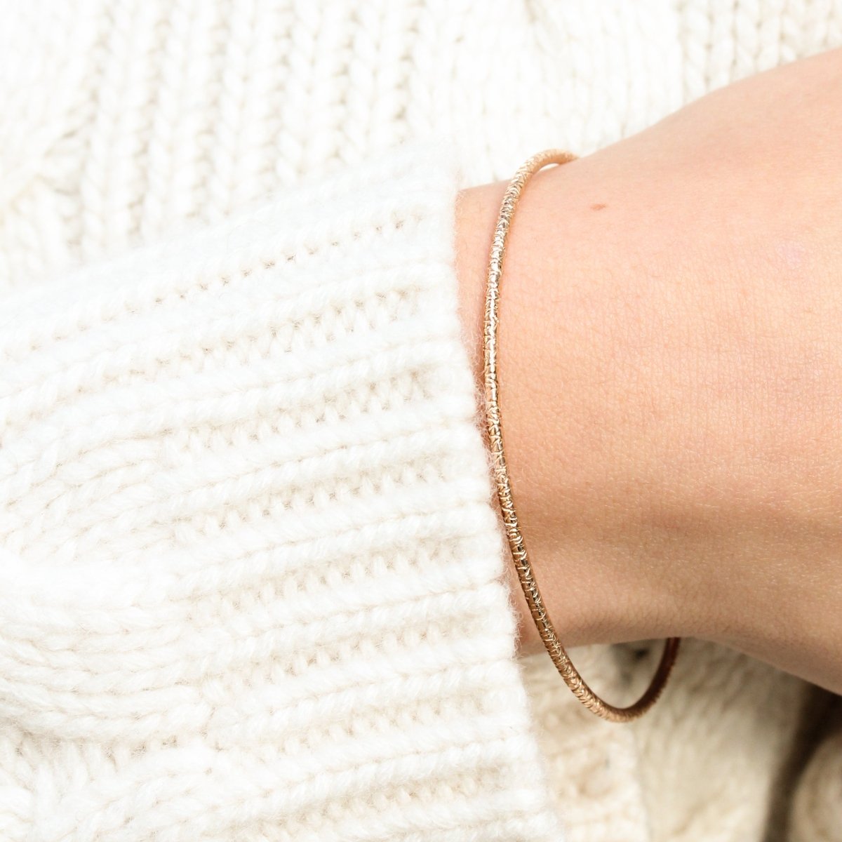 Jonc original en or rouge éthique Fairmined, fabriqué à Paris.