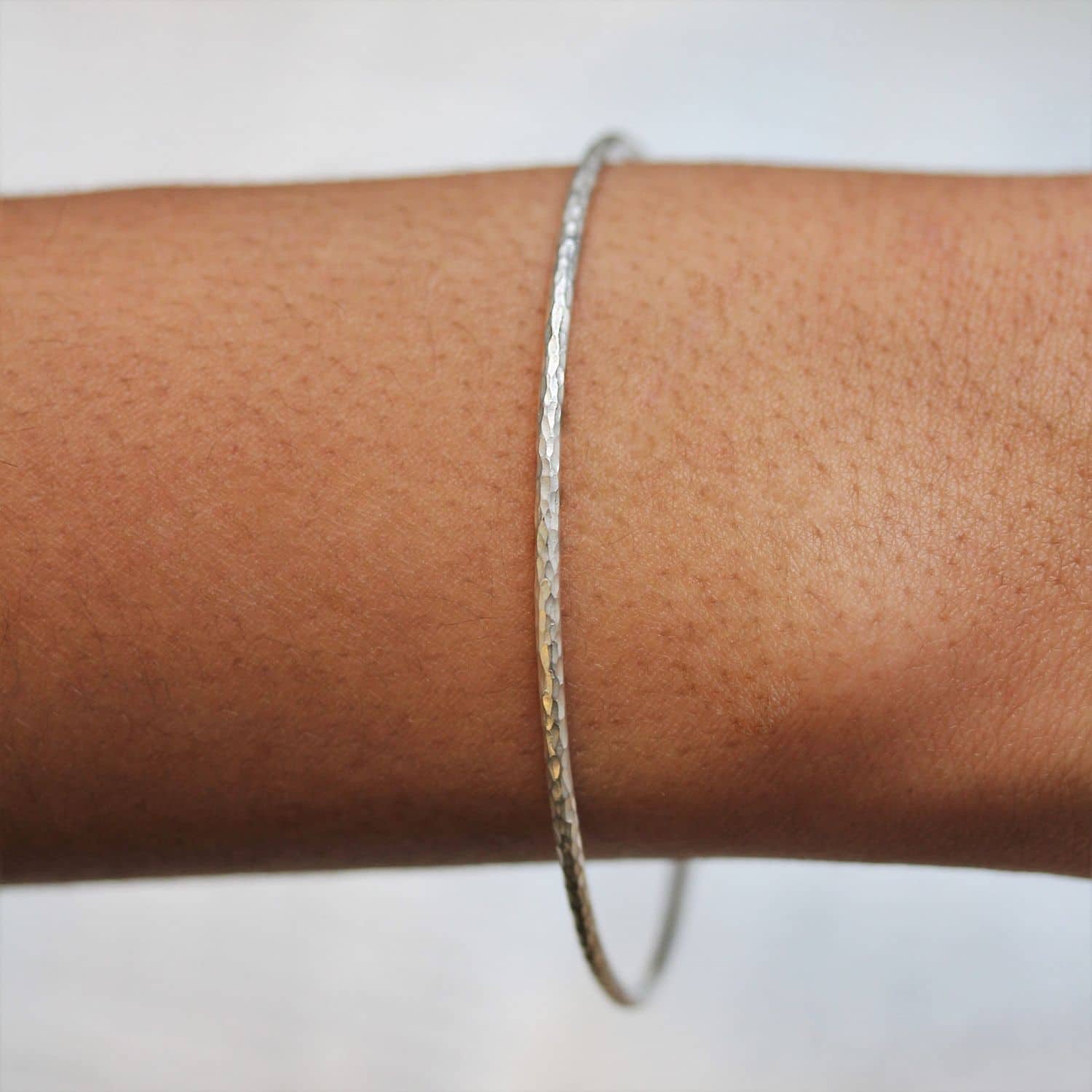 Jonc Sarita portée réalisée en argent 925/1000 Fair ASM à Paris