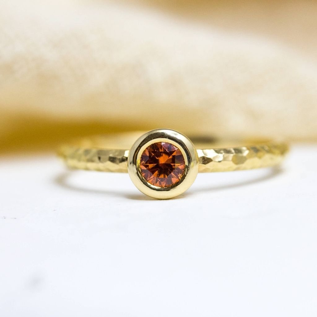 Bague avec saphir orange made in France, en atelier.
