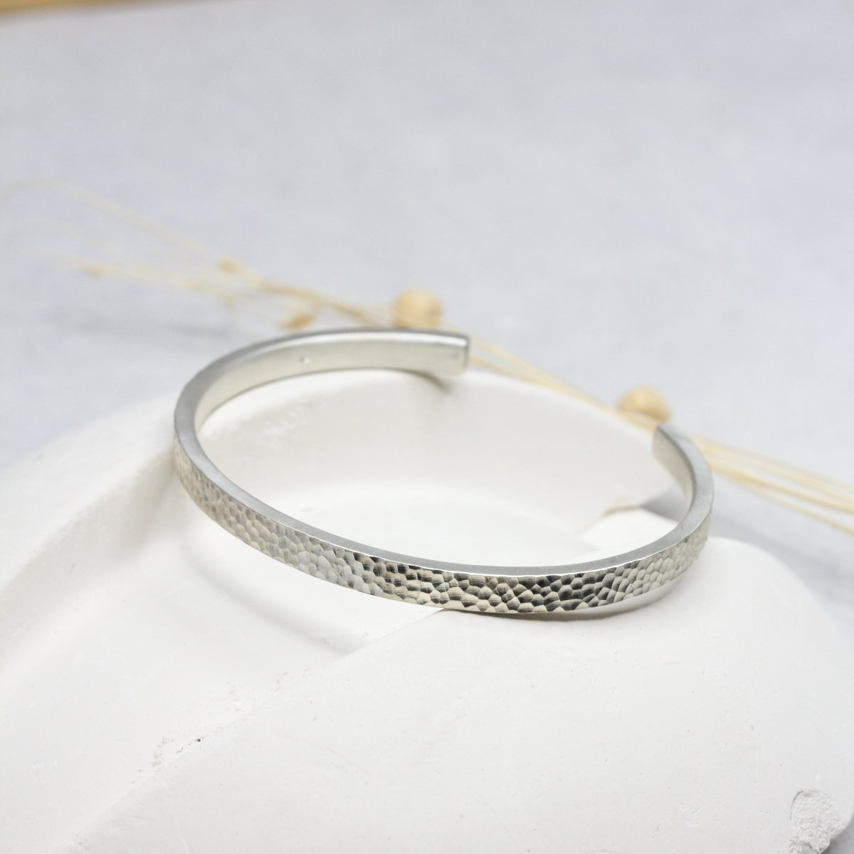 Manchette en argent éthique réalisé à partir de la texture Sarita.