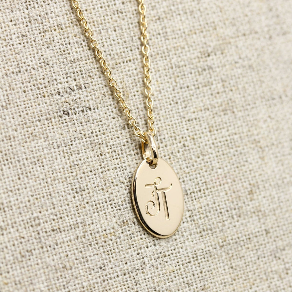 Médaille en or éthique à personnaliser avec ses initiales. Fabriquée à Paris, dans notre atelier de joaillerie.
