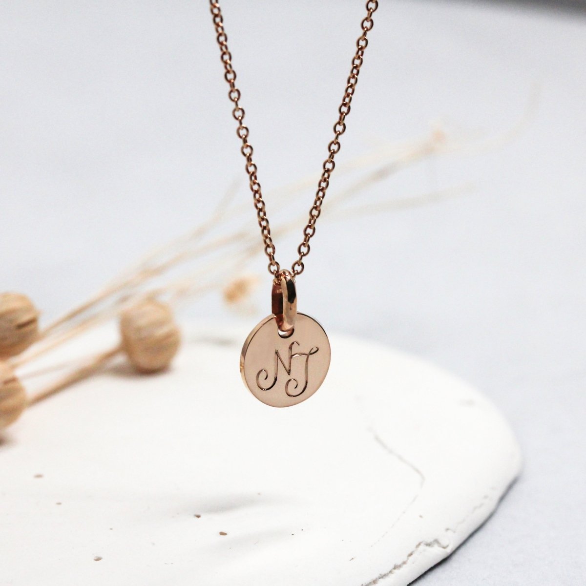 Médaille de baptême en or éthique Fairmined. Fabriquée en France dans notre atelier de joaillerie à Paris.