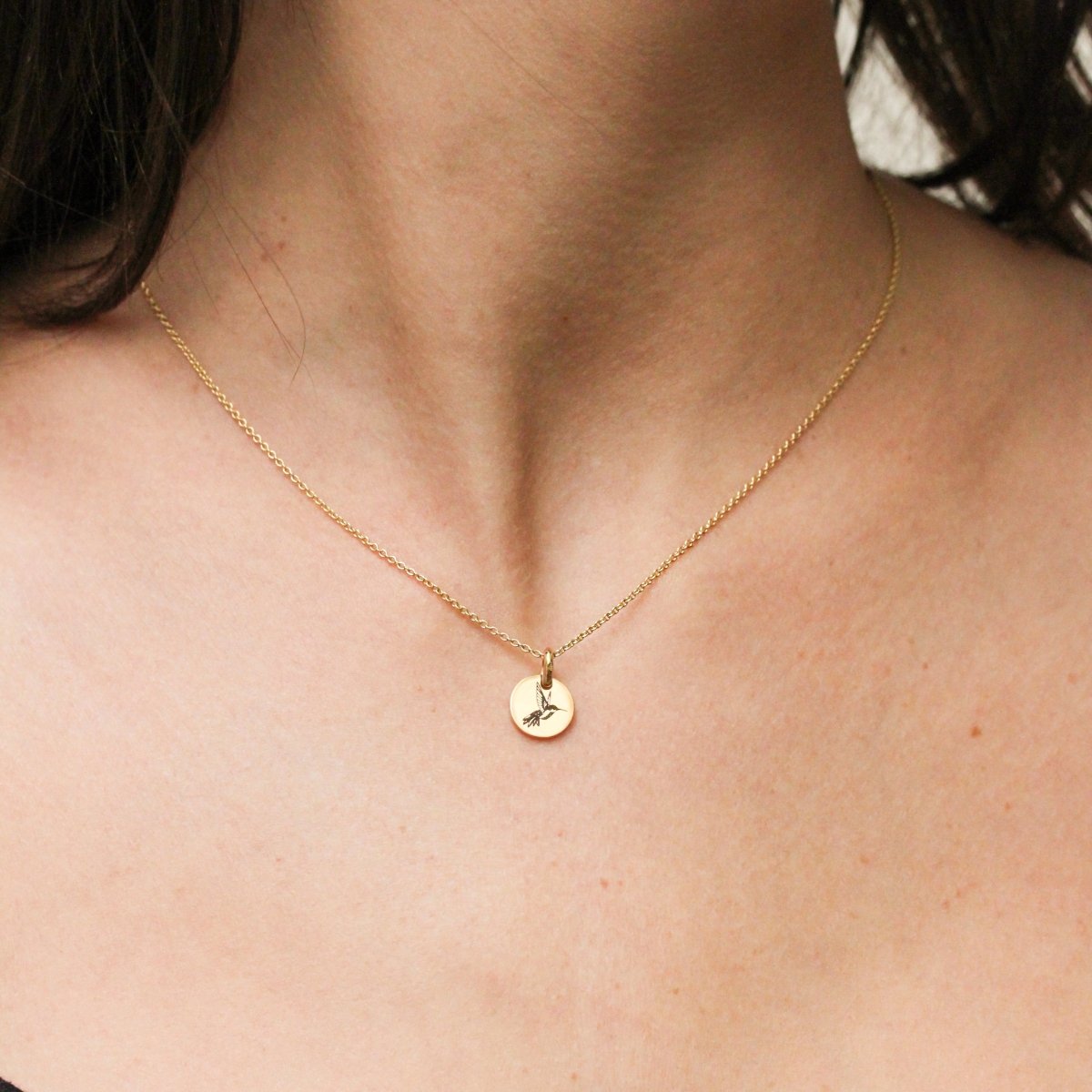 Médaille naissance et baptème colibri en or éthique Fairmined, fabriquée à Paris dans notre atelier de joaillerie artisanale