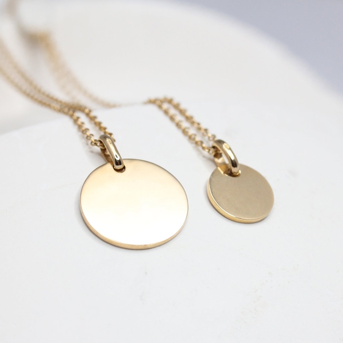 Médaille à personnaliser avec ses initiales en or 18 carats Fairmined.