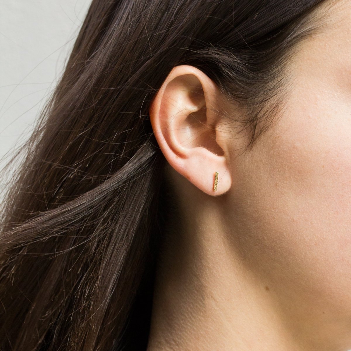 Boucles d'oreille piercing en or éthique 18 carats Fairmined, made in Paris. Fabrication artisanale