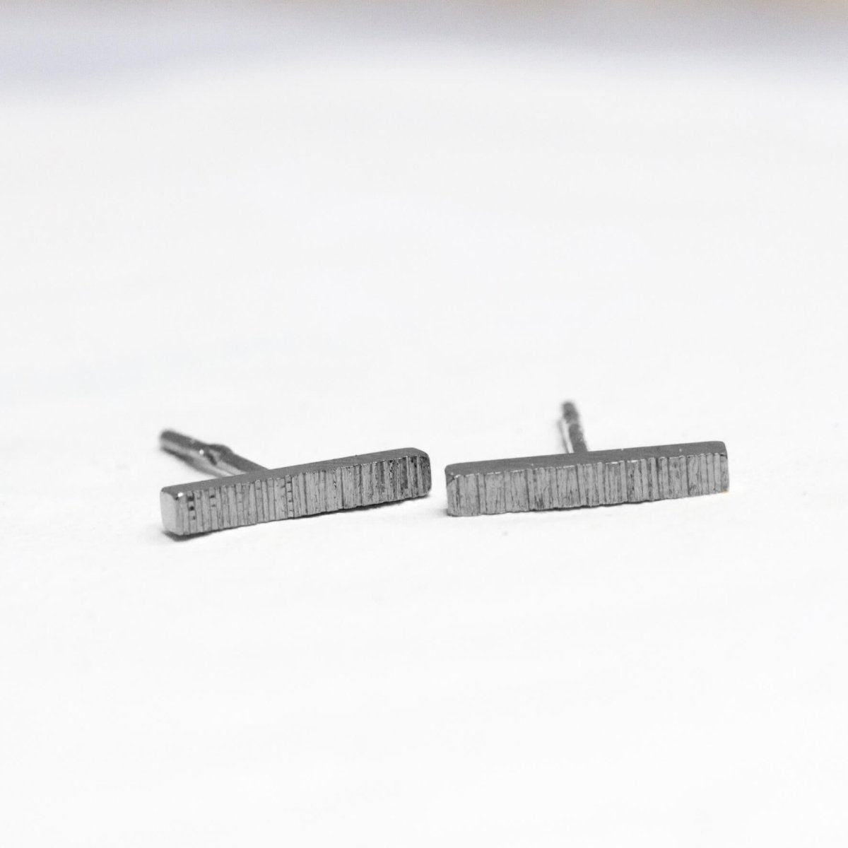 Piercing d'oreille en or gris palladié 18 carats Fairmined éthique fabriqué en France