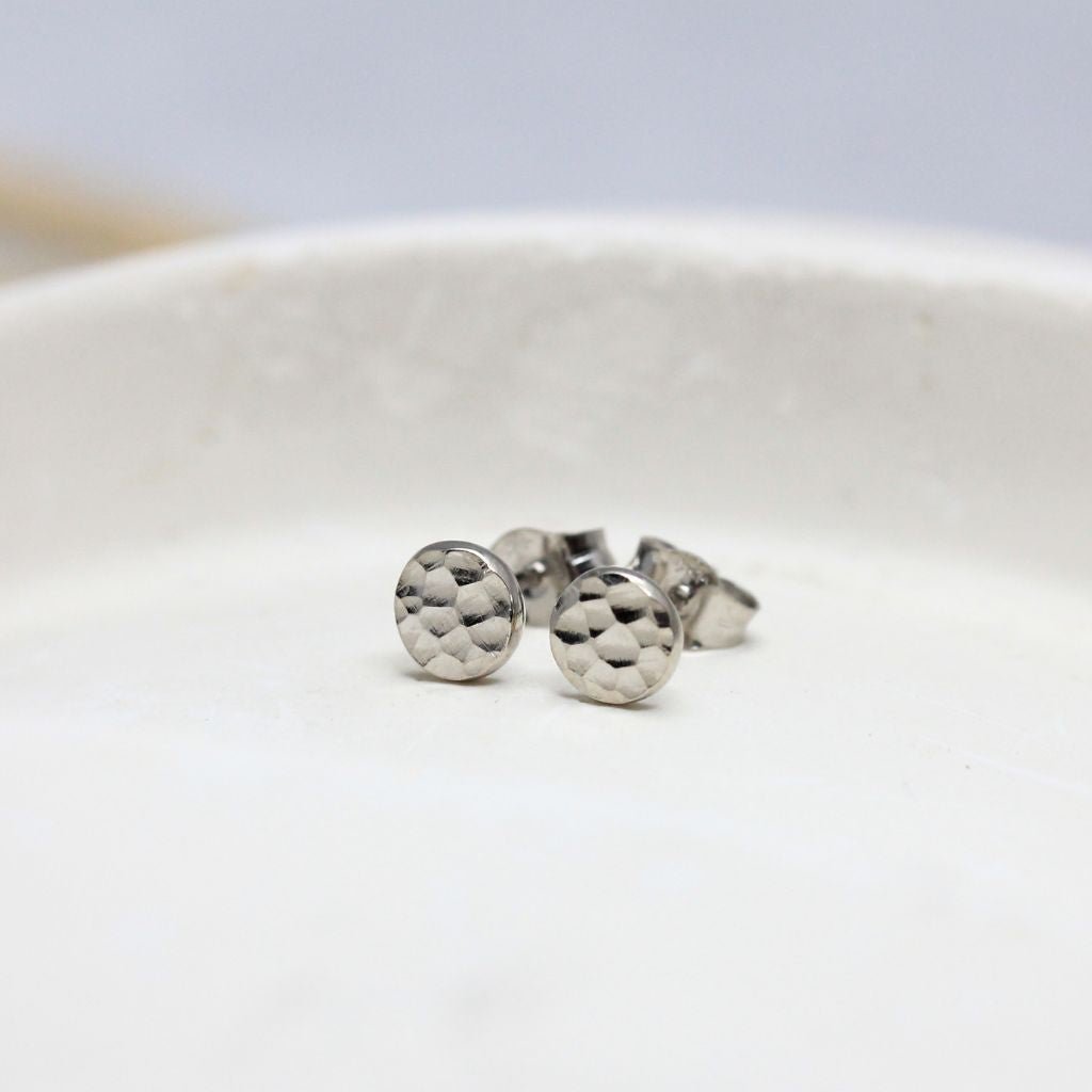 Puces d'oreilles en or blanc martelée. Or équitable Fairmined et fabrication artisanale à Paris.