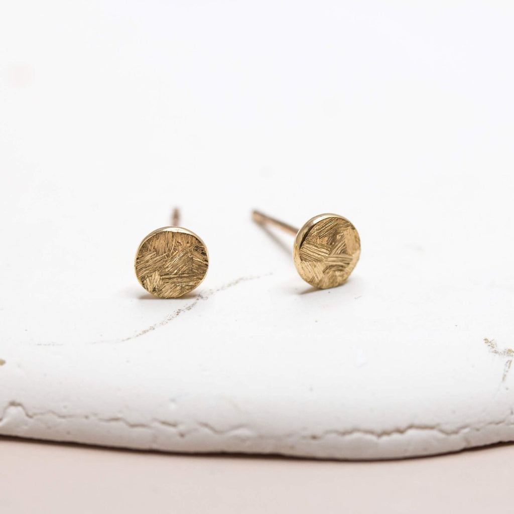 Puces d'oreilles originales en or éthique rose 18 carats Fairmined. Joaillerie artisanale française