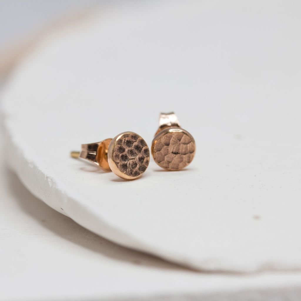 Puces d'oreilles éthiques en or rouge Fairmined. Fabrication française et artisanale.