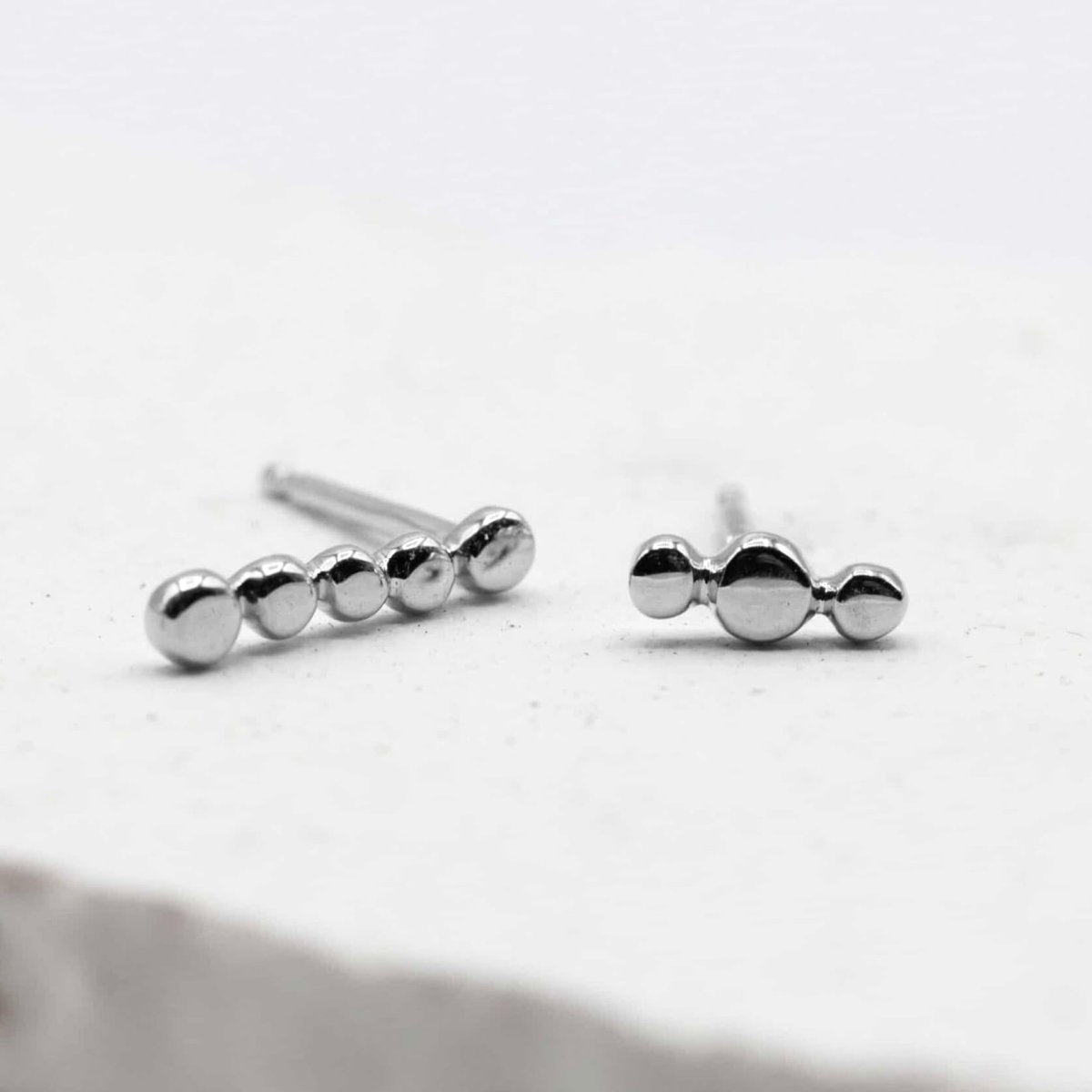 Puces d'oreilles asymétriques en or blanc 18 carats Fairmined, fabriquées à Paris artisanalement.