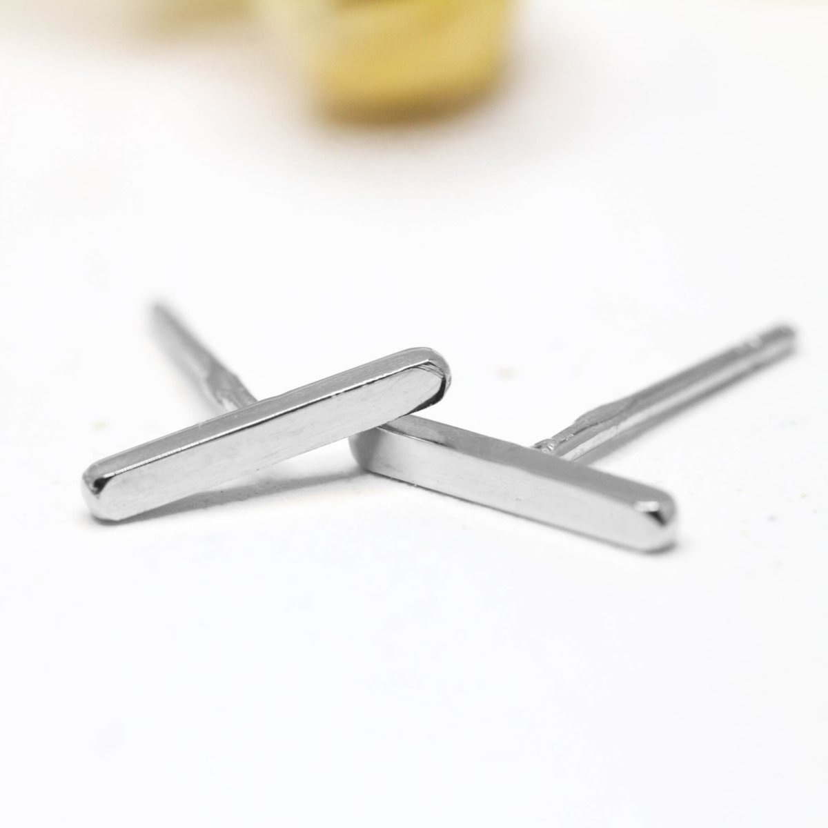 Puces d'oreilles en or blanc équitable Fairmined, fabrication française et artisanale.