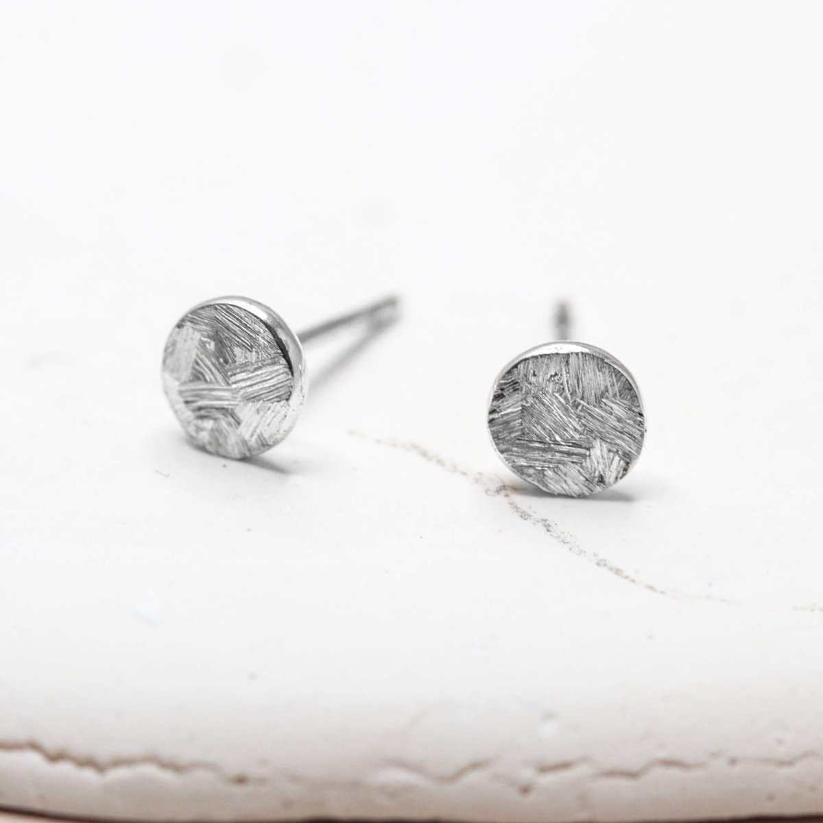 Boucles d'oreilles originales en or blanc éthique. Or équitable certifié Fairmined. Fabrication en France dans notre atelier de joaillerie à Paris.