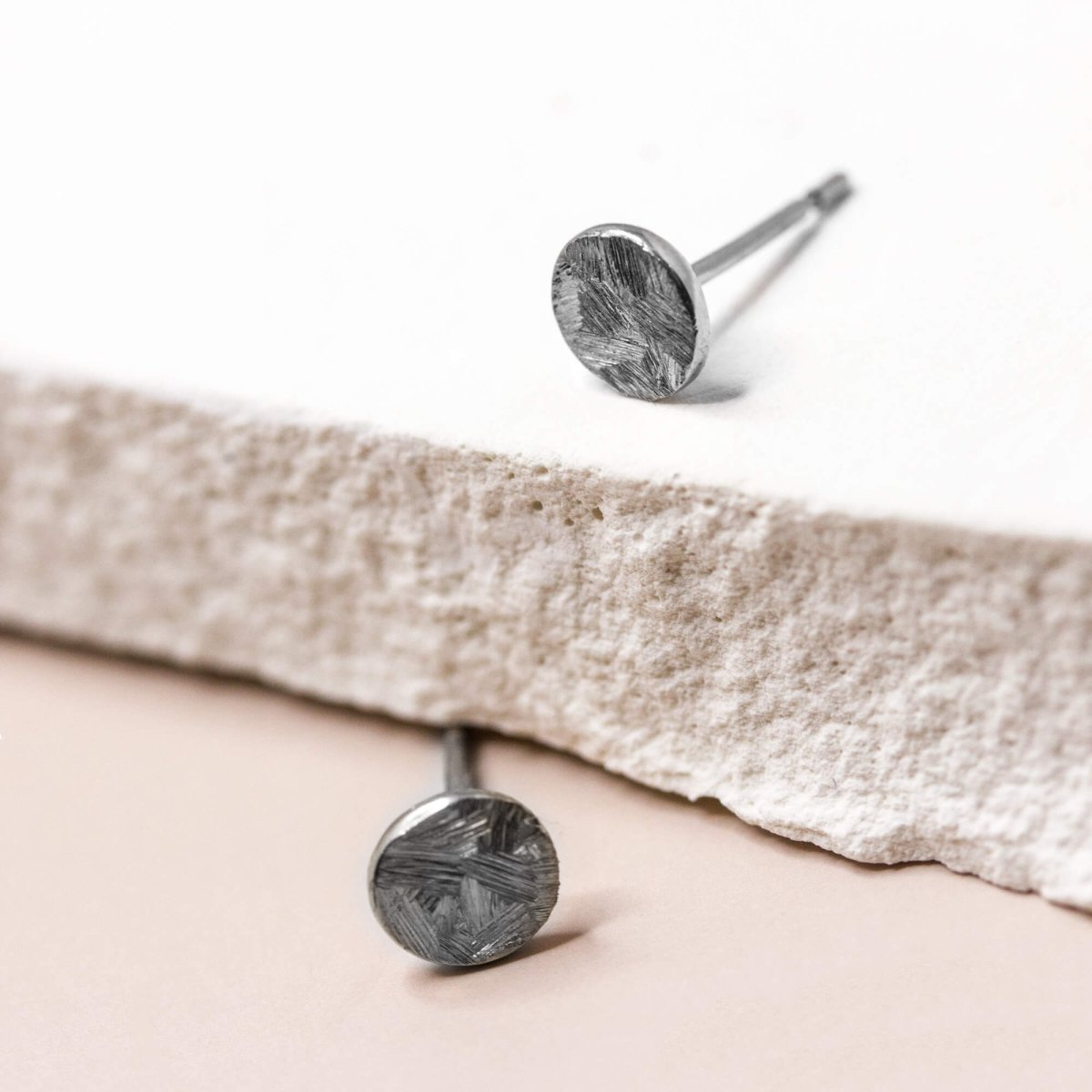 Puces d'oreille éco-responsables en or gris palladié 18 carats Fairmined.