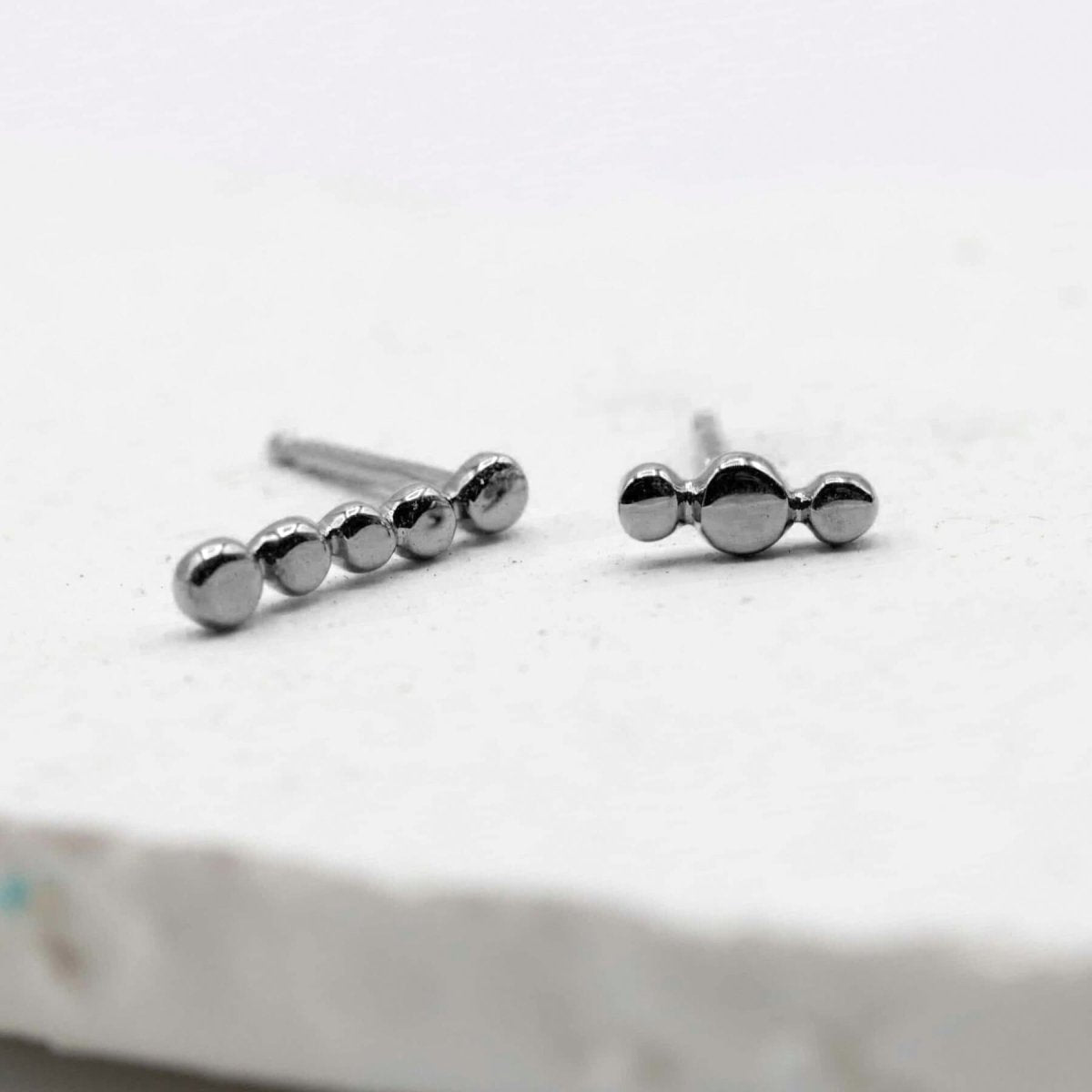 Puces d'oreilles en or éthique asymétriques réalisées à Paris dans notre atelier de joaillerie.