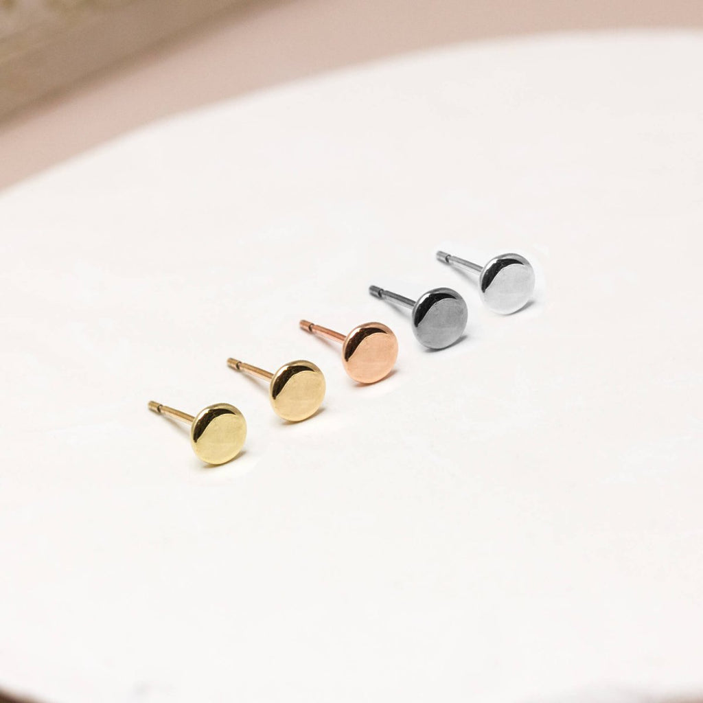 Puces d'oreille en or 18 carats Fairmined. Réalisée artisanalement à paris dans notre atelier de joaillerie.