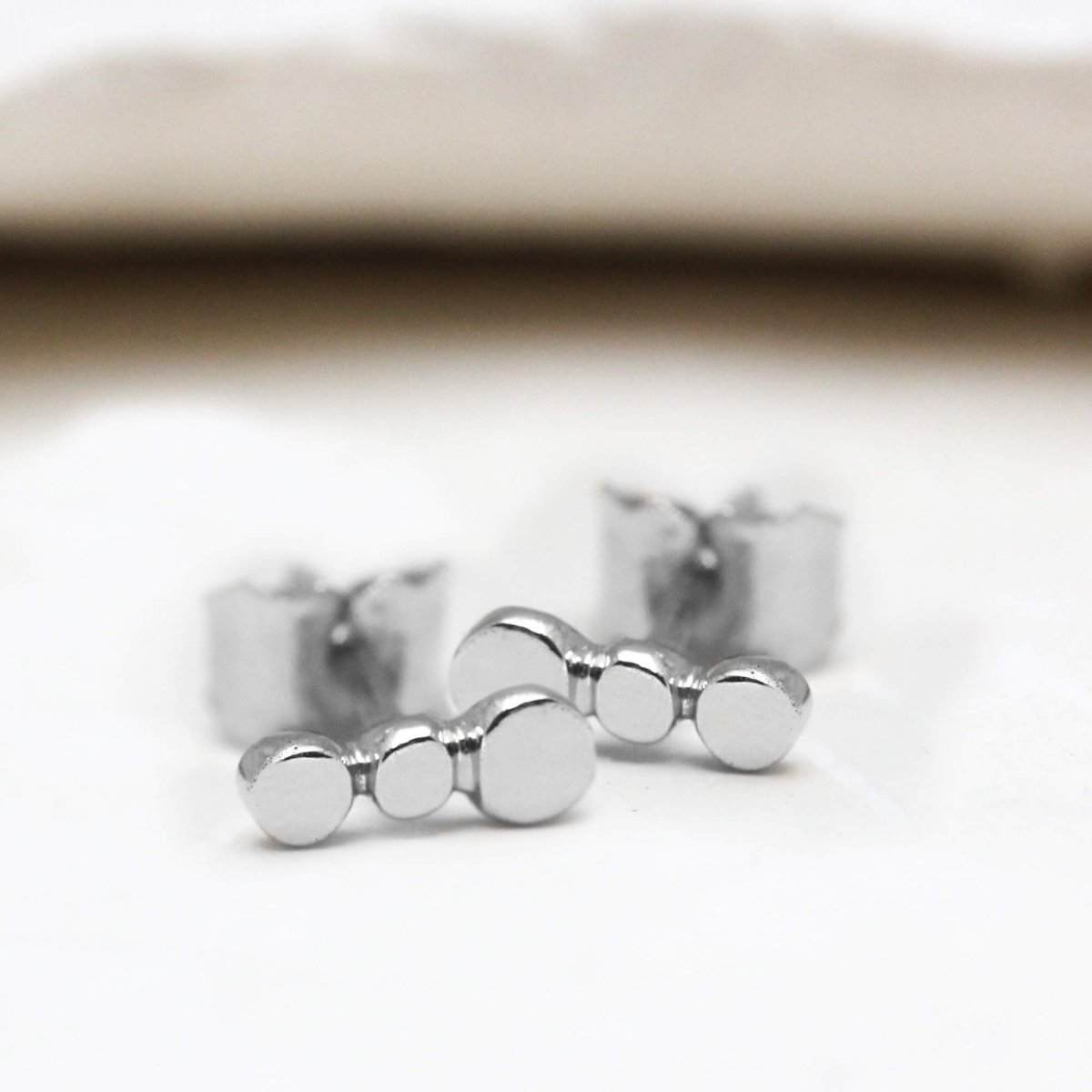 Puces d'oreilles en or blanc éthique Fairmined. Joaillerie artisanale et fabrication à Paris.