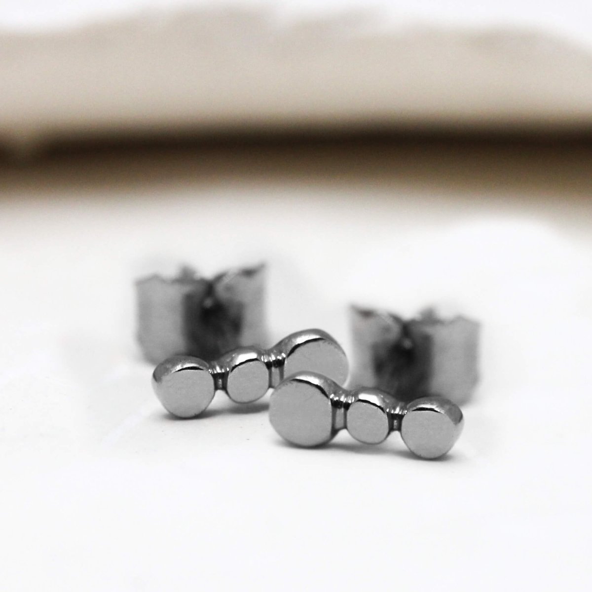 Puces d'oreille en or gris palladié 18 carats Fairmined.