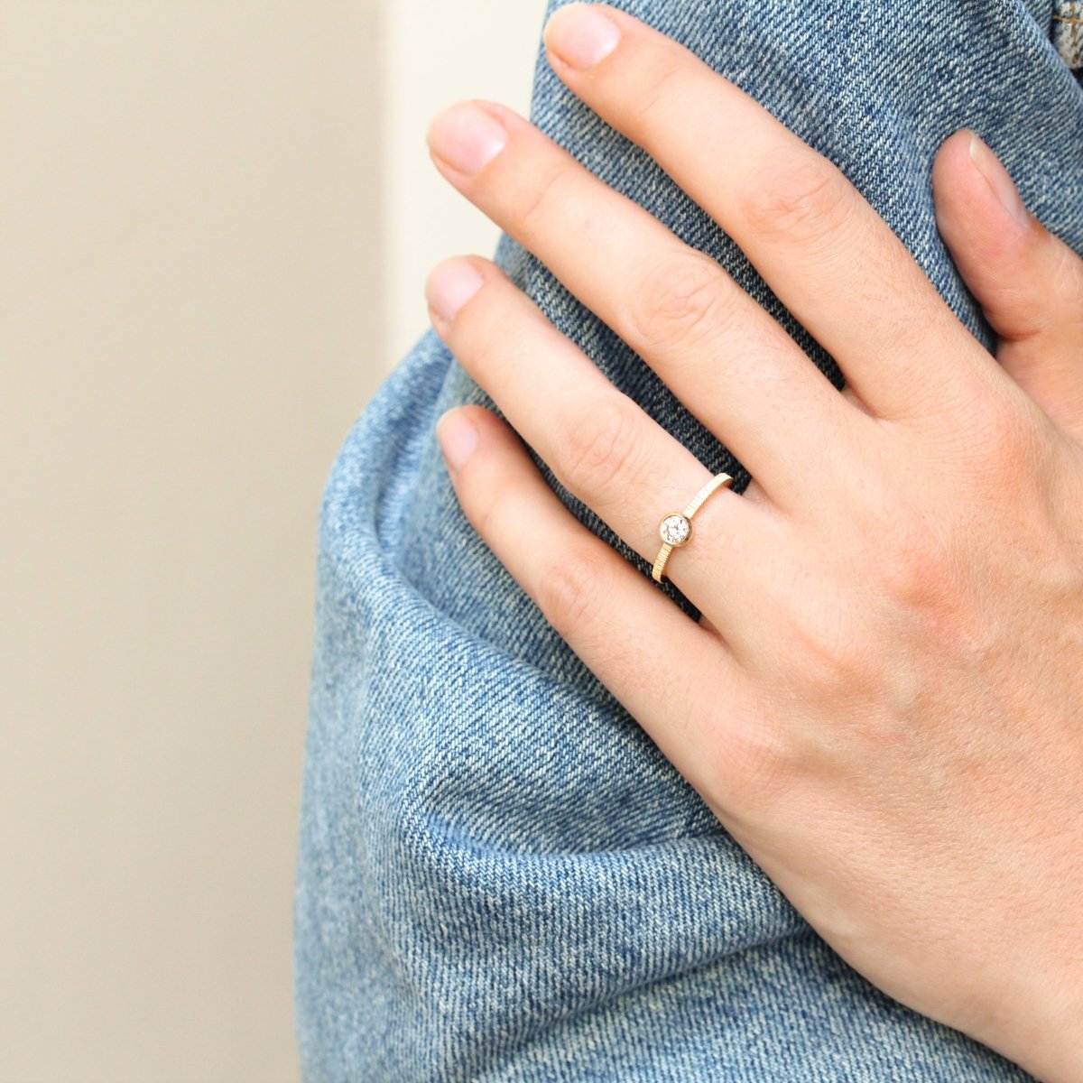Bagues de fiançailles diamant en or éthique 18 carats Fairmined façonnée dans notre atelier de joaillerie à Paris et à Lyon.